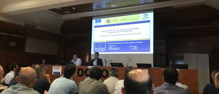 Primera ponencia en la mesa de Dcoop, con la diapositiva SENSOLIVE-OIL: análisis instrumental complemento al panel test
