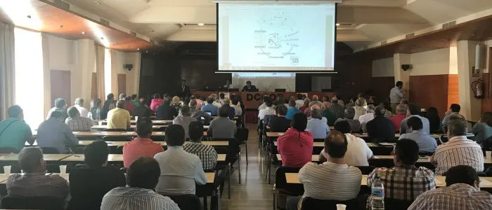 Salón de actos de Dcoop lleno de asistentes durante la presentación de la solución web de SB para auditorías