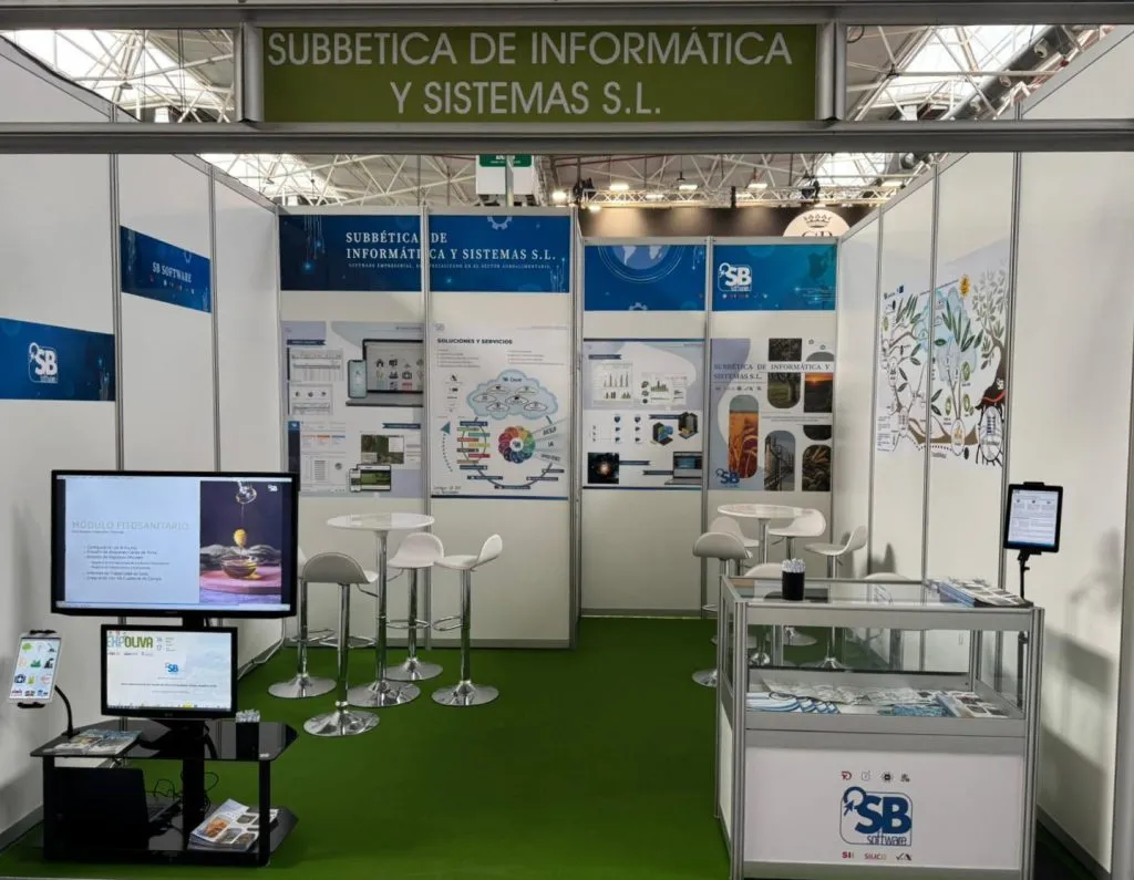 Stand de SB Software sin visitantes, con paneles, mesas altas, vitrina y una pantalla del módulo fitosanitario